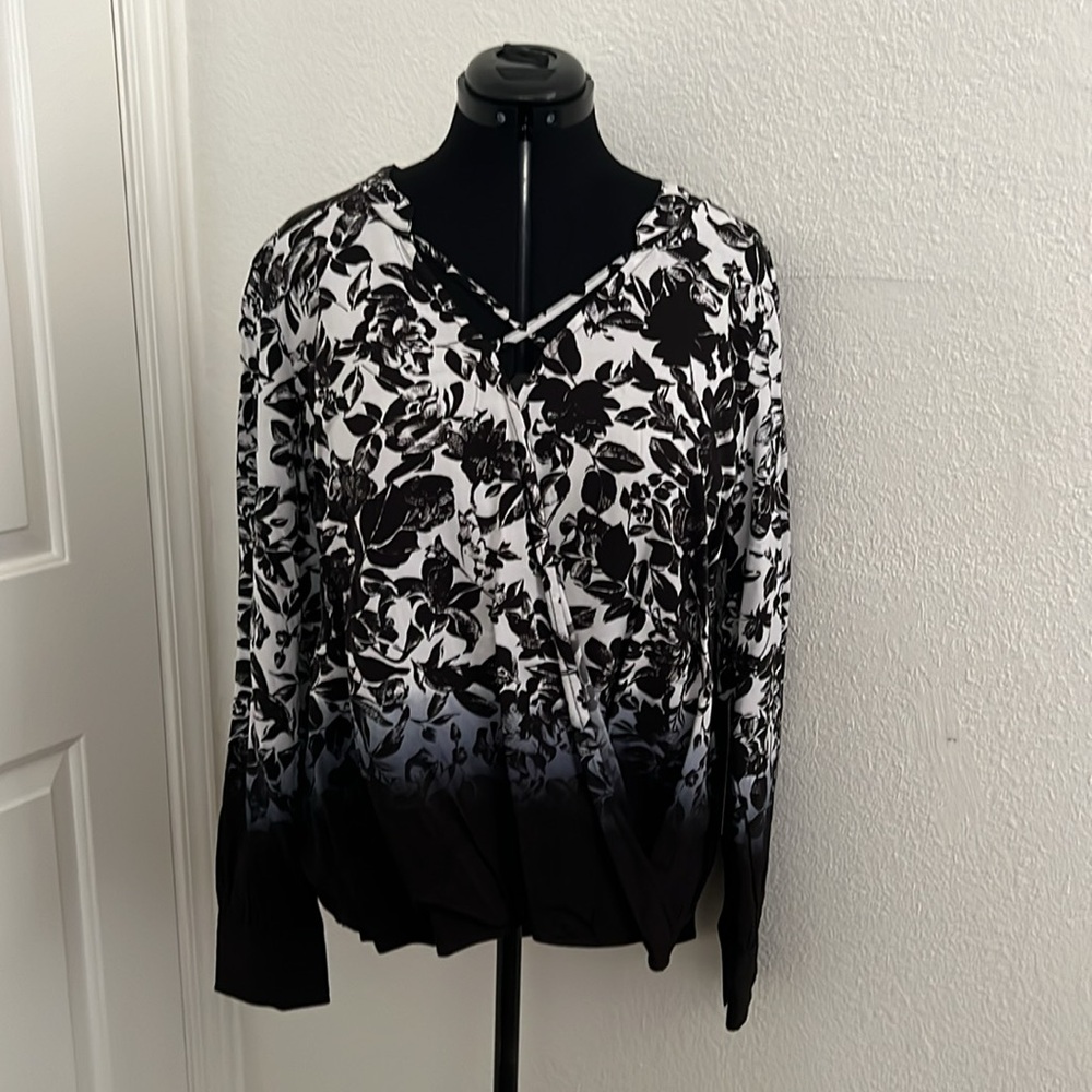 *30% OFF ANY 2 + ITEMS*  NWT Rock & Republic top XL